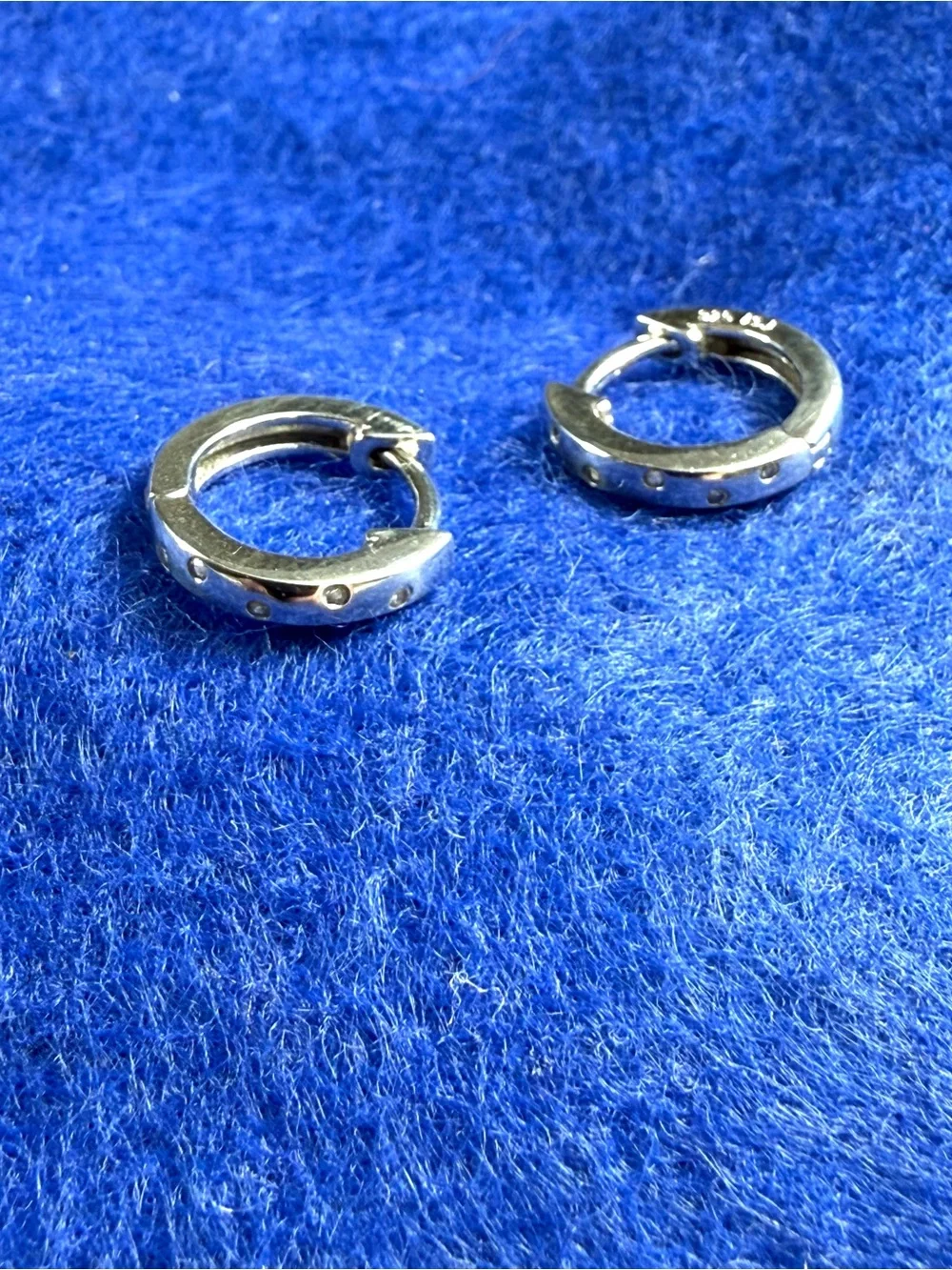 In Season Jewelry 925 Sterling Silver Staggered Gem Hoop earrings.